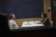 Kate Beckett (Stana Katic, r.) setzt den Verd&auml;chtigen Marcus Gates (Lee Tergesen, l.) unter Druck ...