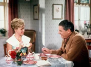 Nach der Heirat mit Hofrat Geiger zieht Marianne zu Ihrem Mann nach Wien. Sie f&uuml;hrt den Haushalt, w&auml;hrend ihre Tochter die Musikakademie besucht. Doch wirklich gl&uuml;cklich werden beide in der Gro&szlig;stadt nicht. Entnervt beschlie&szlig;en sie, Wien zu verlassen und den Gro&szlig;vater zu besuchen. Der hat einen heruntergekommenen Bauernhof in der Wachau geerbt hat. Um die Schulden zu bezahlen, soll der Tierbestand an einen Schlachthof verkauft werden. Das kann Mariandl auf keinen Fall zulassen! Im Bild: Marianne (Waltraut Haas) beim Fr&uuml;hst&uuml;ck mit ihrem Mann, Hofrat Geiger (Rudolf Prack).