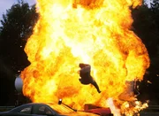 Bei einem Unfall auf der Autobahn explodiert ein Tanklaster. Andre (Mark Keller) wird dabei verletzt.