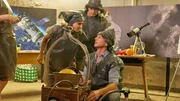 Die Projektwoche ist in vollem Gange! Vollmer (Hendrik Duryn, r.) versucht seinen Schülern den Urknall näher zu bringen. Dunja (Cosima Henman) und Güney (Samy Abdel Fattah) sind total gespannt. Die Projektwoche ist in vollem Gange! Vollmer (Hendrik Duryn, r.) versucht seinen Schülern den Urknall näher zu bringen. Dunja (Cosima Henman) und Güney (Samy Abdel Fattah) sind total gespannt.