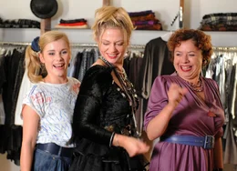Haben ziemlich viel Spa&szlig; miteinander: Ines (Susanna Simon, M.), die junge Ines (Anna Hausburg, l.) und Nachbarin Karla K&ouml;nig (Franziska Traub, r.) ...
