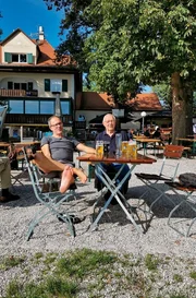 Armin Maiwald (r) und Peter w&auml;hrend der Mittagspause in einem bayerischen Biergarten.