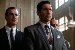 Don Frey (Joe Williamson, l.); Lee Iacocca (Jon Bernthal, vorne.)