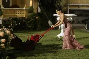 DESPERATE HOUSEWIVES - Szenenbeschreibung und Eva Longoria (Bildquelle angegeben). DESPERATE HOUSEWIVES - Szenenbeschreibung und Eva Longoria (Bildquelle angegeben).