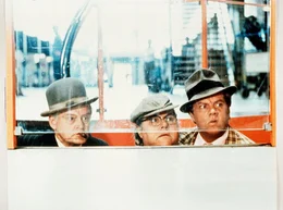 Egon Olsen (Ove Sprog&ouml;e, li.) dringt mit seinen Komplizen Kjeld (Poul Bundgaard, Mitte) und Benny (Morten Grunwald) in den Versicherungskonzern "Hoher Norden" ein, wo sie dem Direktor einen millionenschweren Kutter mit Schwarzgeldern stehlen wollen.