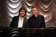 Am Abend des Valentinstags wird Mac Taylor (Gary Sinise, r.) von S&auml;nger Josh Groban unterhalten.