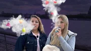 Fruchtig und s&uuml;&szlig;: Mit solchen Aromen treffen Vapes den Geschmack von jungen Frauen wie Michelle (l.) und Kimberley (r.). Beide sind 17 Jahre alt.