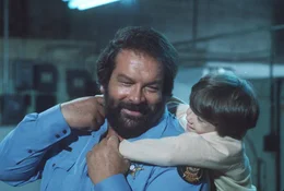Sheriff Craft (Bud Spencer, l.) und sein ausserirdischer Pflegesohn Charly (Cary Guffey) sind ein unbesiegbares Team.