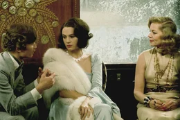 Wer ist der M&ouml;rder? Mrs. Harriet Belinda Hubbard (Lauren Bacall, r.), Mrs. Andrenyi (Jaqueline Bisset, m.) und Mr. Andrenyi (Michael York) diskutieren &uuml;ber den mysteri&ouml;sen Mordfall im Zug.