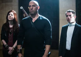 Nachdem ihre Freundin in ihrer Hexen-Bar get&ouml;tet wurde, schlie&szlig;t sich Chloe (Rose Leslie, l.) dem Hexenj&auml;ger Kaulder (Vin Diesel, M.) an, der durch einen Ged&auml;chtnis-Zauber in seiner Vergangenheit eine erschreckende Entdeckung macht, die auch seinen langj&auml;hrigen, treuen Freund, den Priester Dolan (Elijah Wood, r.), betrifft ...