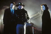 Als unter Samuel Hartleys Händen drei Menschen zu Tode kommen, ruft Sheriff Daniels (R. D. Call, M.) die FBI-Agenten Fox Mulder (David Duchovny, l.) und Dana Scully (Gillian Anderson, r.) zu Hilfe. Als unter Samuel Hartleys Händen drei Menschen zu Tode kommen, ruft Sheriff Daniels (R. D. Call, M.) die FBI-Agenten Fox Mulder (David Duchovny, l.) und Dana Scully (Gillian Anderson, r.) zu Hilfe.