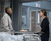 Dr. Evynn Moore (Lena Waithe, l.); Dr. Meredith Grey (Ellen Pompeo, r.) Dr. Evynn Moore (Lena Waithe, l.); Dr. Meredith Grey (Ellen Pompeo, r.)