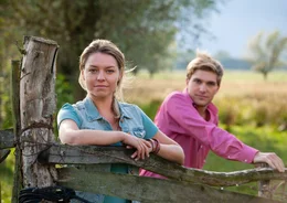 Inges Tochter Jule (Karolina Lodyga) und der polnische Notar Krzysztow (Piotr Witkowski)
