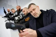 Der Drahtzieher Roman Krivosia (Robert Jarczyk, r.) versucht mit seinen M&auml;nnern unbemerkt das B&uuml;rogeb&auml;ude zu verlassen...
