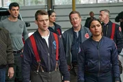 Chicago Fire Staffel 6 Folge 18 Sie werden informiert: Damon Dayoub als Cordova, Jesse Spencer als Matthew Casey, Miranda Rae Mayo als Stella Kidd, Christian Stolte als Mouch, Monica Raymund als Gabriela Dawson, David Eigenberg als Christopher Hermann