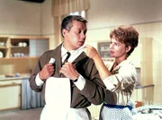 Nach der Heirat mit Hofrat Geiger zieht Marianne zu Ihrem Mann nach Wien. Sie f&uuml;hrt den Haushalt, w&auml;hrend ihre Tochter die Musikakademie besucht. Doch wirklich gl&uuml;cklich werden beide in der Gro&szlig;stadt nicht. Entnervt beschlie&szlig;en sie, Wien zu verlassen und den Gro&szlig;vater zu besuchen. Der hat einen heruntergekommenen Bauernhof in der Wachau geerbt hat. Um die Schulden zu bezahlen, soll der Tierbestand an einen Schlachthof verkauft werden. Das kann Mariandl auf keinen Fall zulassen! Im Bild: Wer Mariandl (Cornelia Froboess) begeistern will, mu&szlig; sich als moderner Mann beweisen. F&uuml;r Peter Hofer (Peter Weck) hei&szlig;t das: an mit der Sch&uuml;rze und ab in die K&uuml;che!