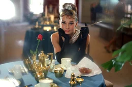 Die verf&uuml;hrerische Holly Golightly (Audrey Hepburn) tr&auml;umt vom Gl&uuml;ck und von Diamanten.