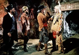 Ein alter, blinder Indianer bewacht den legend&auml;ren Schatz im Silbersee. Kein Wunder, dass sich Colonel Brinkley (Herbert Lom, 2.v.r.) und seine Gefolgsleute schon am Ziel ihrer Tr&auml;ume sehen ...