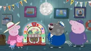 Peppa und Schorsch verbringen den Tag mit Oma und Opa Wutz beim Segeln. Als sie einen Stop beim Clubhaus einlegen, stoßen sie dort auf eine eingestaubte Musikbox. Sie spielen Musik, tanzen und tauschen sich über ihre Lieblingsmusik aus.