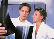 Nikola (Mariele Millowitsch) ist entsetzt. Dr. Schmidt (Walter Sittler) freut sich, dass der Knöchel der Professorin eine Operation erfordert.