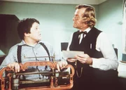 Dr. Baker (Kevin Hagen, r.) überwacht Elmers (J. Brennan Smith, l.) Versuche abzunehmen. Dr. Baker (Kevin Hagen, r.) überwacht Elmers (J. Brennan Smith, l.) Versuche abzunehmen.