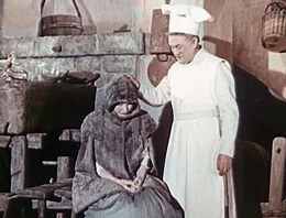 Der Koch (Stanislav Neumann) m&ouml;chte die betr&uuml;bte Prinzessin Lada (Marie Kyselkov&aacute;) aufmuntern. Wird sie je ihren Prinzen bekommen?