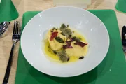 Tagesmotto "Vegetarisches Wintergericht": Kürbisravioli mit Parmesanbutter, Salbei-Schaum und Rote-Bete-Chips von Carla Weissbacher.