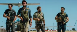 In einem 13-st&uuml;ndigen Einsatz k&auml;mpfen die Ex-Soldaten der CIA Tanto (Pablo Schreiber, l.), Jack (John Krasinski, 2.v.l.), Boon (David Denman, 2.v.r.) und Tig (Dominic Fumusa, r.) gegen eine islamistische Terrormiliz, um einen Angriff auf die amerikanische Botschaft in Bengasi zu stoppen ...