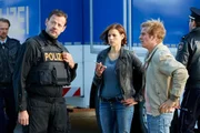 Jenny (Katrin He&szlig;) und Paul (Daniel Roesner, r.) besprechen mit dem Einsatzleiter (Lars Wellings) das weitere Vorgehen bei der Geiselnahme.