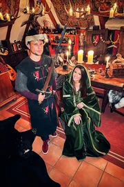 Ding Dong &ndash; Zeig mir dein Zuhause Weihnachtsstimmung im umgebauten Kuhstall &ndash;XMas-Edition (Teil 1) Viola Tami (r.) und Jan Fitze (l.) im Mittelalterhaus 2025