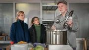 Klemenz Hill (Sebastian Kowski, r.) engagiert sich der Suppenküche und hat ordentlich Wut auf die Rentenkasse. Ina (Melanie Marschke, l.) und Kim (Amy Mußul, M.) befragen ihn.