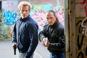 Paul (Daniel Roesner, l.) und Semir (Erdogan Atalay) platzen in die Drogen&uuml;bergabe und es kommt zu einer Schie&szlig;erei...