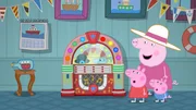 Peppa (li.) und Schorsch (vo.re) verbringen den Tag mit Oma (hi.re.) und Opa Wutz beim Segeln. Als sie einen Stop beim Clubhaus einlegen, stoßen sie dort auf eine eingestaubte Musikbox.