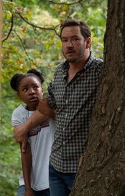 Amy Bellafonte (Saniyya Sidney, l.); Brad Wolgast (Mark-Paul Gosselaar, r.).