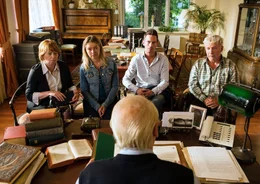 B&ouml;se &Uuml;berraschung: Bei der Testamentser&ouml;ffnung trauen die Erben ihren Ohren nicht: Inge (Marie Gruber, li.), Tochter Jule (Karolina Lodyga), Uwe (S&ouml;nke M&ouml;hring, 2. v. re.) und Klaus (J&ouml;rg Sch&uuml;ttauf) sollen erst zusammen eine Tour durch das Geburtsland ihres Vaters absolvieren bevor sie ihr Erbe bekommen.