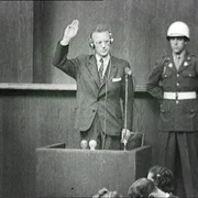 Arthur Seyß-Inquart im Zeugenstand in Nürnberg. Arthur Seyß-Inquart im Zeugenstand in Nürnberg.