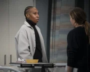 Dr. Evynn Moore (Lena Waithe, l.); Dr. Meredith Grey (Ellen Pompeo, r.)