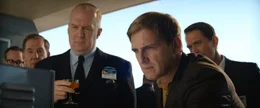 Henry Ford II (Tracy Letts, 3.v.l.); Leo Beebe (Josh Lucas, 2.v.r.)