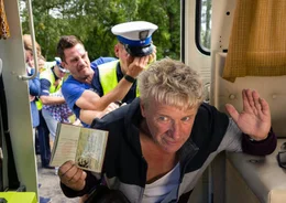 Fatal: Obwohl sich Klaus (J&ouml;rg Sch&uuml;ttauf, vorne) schon ergeben hat, h&auml;lt Bruder Uwe (S&ouml;nke M&ouml;hring) einem Polizisten die Augen zu.