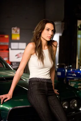 Steht Gisele (Gal Gadot) wirklich bedingungslos hinter dem Drogenboss, f&uuml;r den sie arbeitet?; Steht Gisele (Gal Gadot) wirklich bedingungslos hinter dem Drogenboss, f&uuml;r den sie arbeitet?