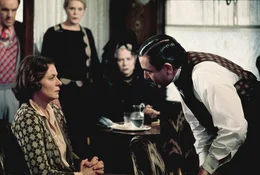 Detektiv Hercule Poirot (Albert Finney, r.) befragt die &auml;ngstliche Greta Ohlsson (Ingrid Bergman, l.) zu dem mysteri&ouml;sen Mordfall im Orient-Express.