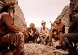 Sam Hawkins (Ralf Wolter, 2.v.l.), Lord Castlepool (Eddi Arent, M.) und Old Shatterhand (Lex Barker, r.) teilen sich eine Friedenspfeife ...