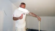 Der Maler bei der Arbeit, Team von "Zuhause im Glück" hilft Norman und seiner Familie. Der Maler bei der Arbeit, Team von "Zuhause im Glück" hilft Norman und seiner Familie.