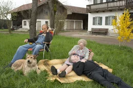 Vater Eberhofer (Eisi Gulp, li.) und Hund Ludwig nehmen es hin, dass Oma Eberhofer (Enzi Fuchs, Mitte) mit ihrer Jugendliebe Paul turtelt (Branko Samarovski, re.).