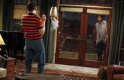 L-R: Alan (Jon Cryer) und Walden (Ashton Kutcher)