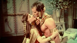 Moses (Charlton Heston) und Nefretiri (Anne Baxter).