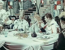 Ende gut, alles gut. Der alte K&ouml;nig (Frantisek Smol&iacute;k) sitzt mit seiner Tochter, Prinzessin Lada (Marie Kyselkov&aacute;), und ihrem Neu-Gemahl (Josef Z&iacute;ma) beim Bankett.