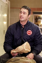 Kelly Severide (Taylor Kinney) sollen einem Kollegen einen Gefallen tun. Wird er es machen?