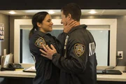 Amy Santiago (Melissa Fumero, l.); Jake Peralta (Andy Samberg, r.)