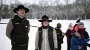 Die zwei jungen Ranger Yoshua Backes und Renée Prochnow mit einer Kindergruppe im Nationalpark Kellerwald. Die zwei jungen Ranger Yoshua Backes und Renée Prochnow mit einer Kindergruppe im Nationalpark Kellerwald.
